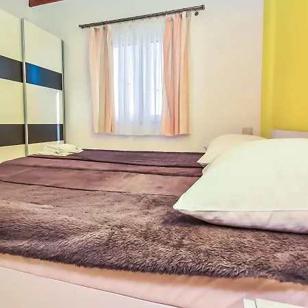Apartamento Anic-4 By Interhome